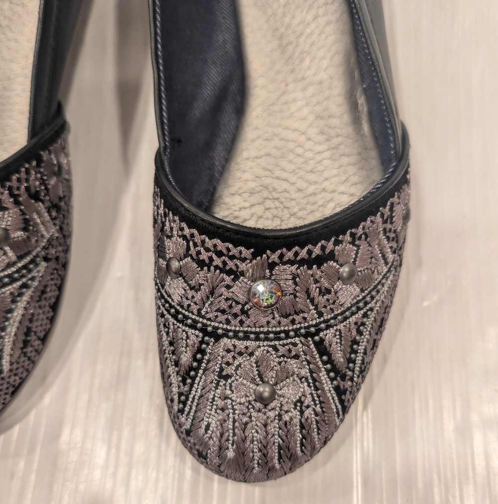 LATIGO Genvieve Women's Embroidered Jeweled Black Leather Flats Size 8.5 - Picture 3 of 11